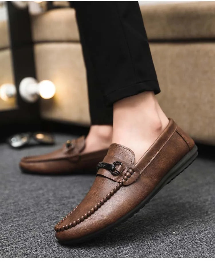 Breathable men's casual shoes in spring and summer leisure trend retro horse-bit buckle bean shoes fashion set foot pedal.